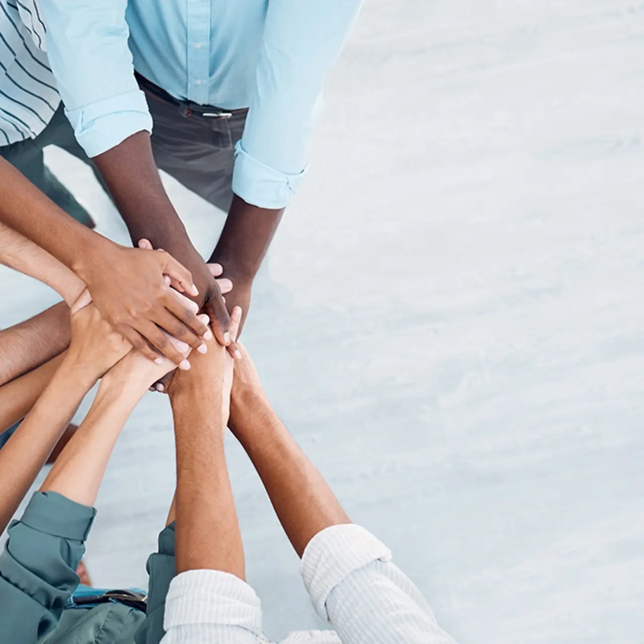 Geschäftsleute reichen sich die Hände im Team